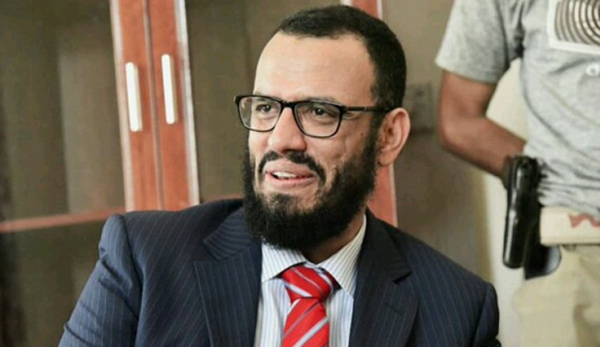 شاهد بالفيديو ..هاني بن بريك : من يريد راتب يروح عند أمه ولاعلاج للجرحى في الخارج