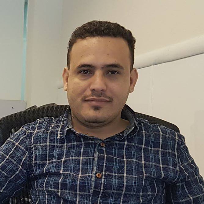 صحفي اقتصادي يهاجم الحكومة ويحملها مسؤولية انهيار العملة الوطنية