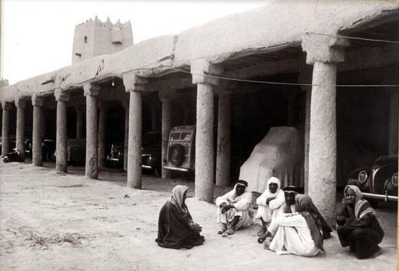 صورة تاريخية لسيارات بالكراج الملكي السعودي قبل نحو 80 عاماً