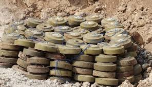 القوات الحكومية تنزع عشرات الألغام التي خلفها الحوثيون في حرض بحجة