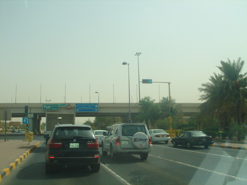 دولة خليجية تقر بمنع دخول اليمنيين الى اراضيها