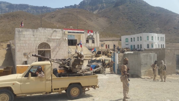 قوات الانتقالي تنهب مرتبات الأمن العام والجيش بسقطرى وجنود يطرودن القيادة ويسيطرون على المقر