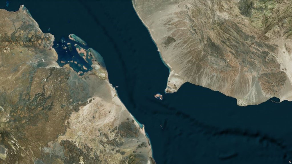 ديلي ميرور: زورق إيراني مفخَّخ يعترض مدمرة بريطانية في البحر الأحمر.. واتهام للحوثيين بإرساله