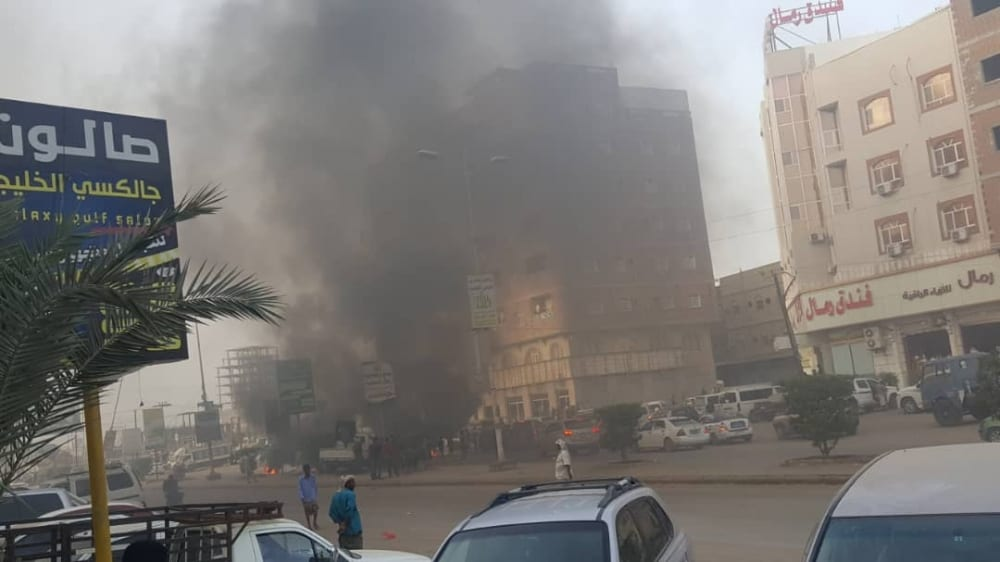 مواطنون يقطعون شارعًا رئيسيًا شمال عدن إحتجاجًا على انقطاع الكهرباء والمياه وتوقعات بتزايد عدد ساعات انقطاع التيار
