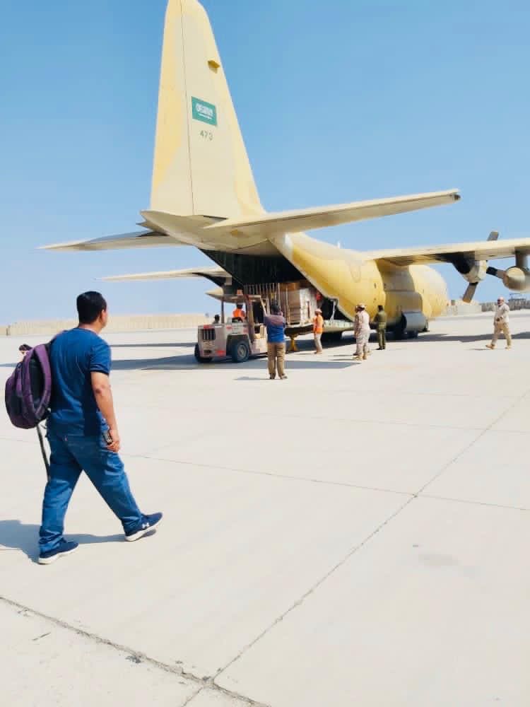 وصول شحنة أدوية ومستلزمات طبية مقدمة من وزارة الدفاع السعودية إلى مطار عدن الدولي