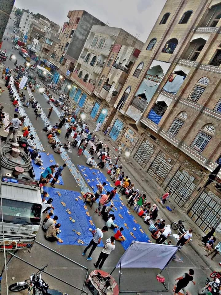 العشاء الأخير..مائدة إفطار جماعي بتعز تثير غضب عارم ومطالبات بمحاسبة منفذيه