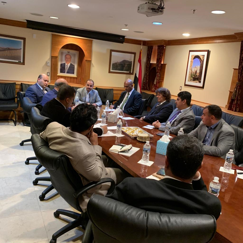 الإرياني يلتقي أعضاء السفارة اليمنية في واشنطن