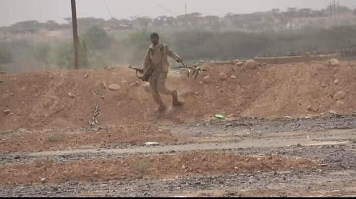 شاهد..فيديو بطولي لجندي في الجيش بنهم يباغت حوثي وينتشل الرشاش من يده أثناء الاشتباك