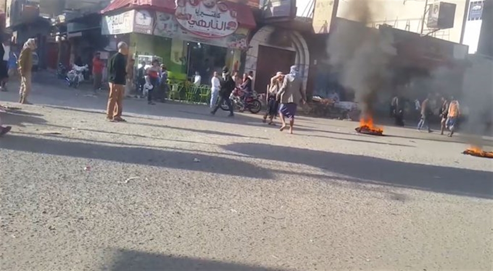 محتجون يقطعون طريقا رئيسيا في مدينة تعز