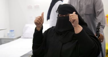 شاهد بالفيديو.. رد فعل أول مواطنة سعودية تحصل على لقاح فيروس كورونا