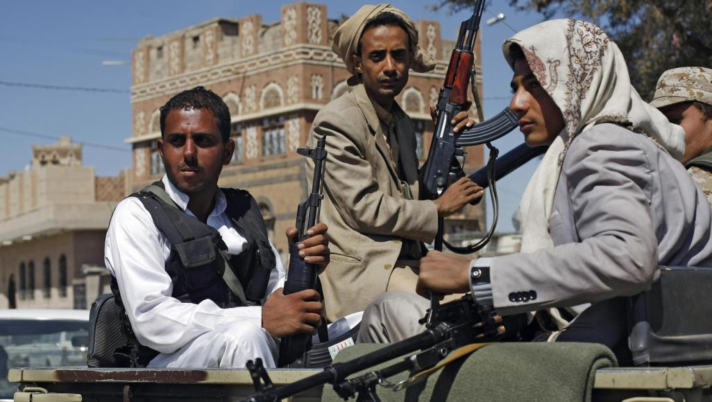 الحوثيون ينهبون مبالغ ضخمة وخيالية من قيمة المناهج الدراسية 