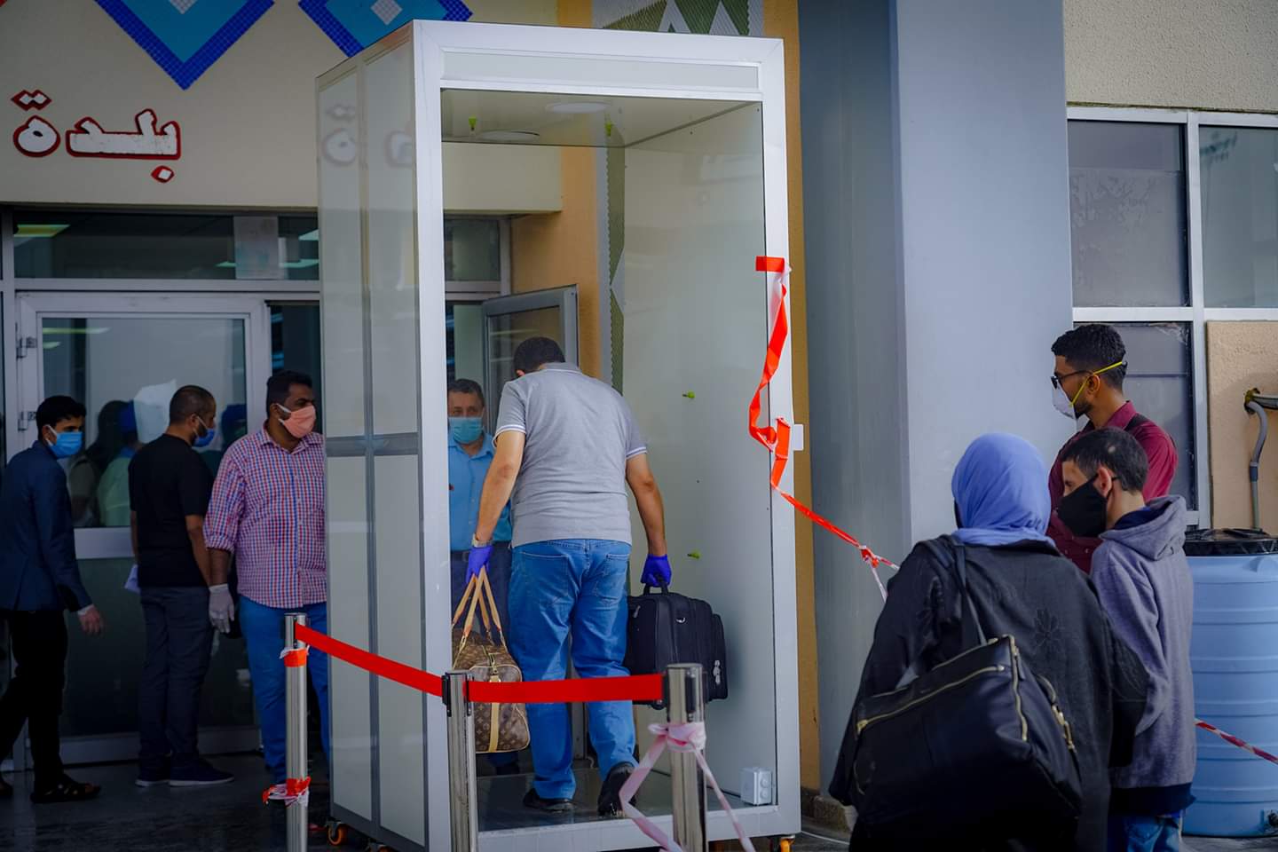 بالصور...شاب من ابناء عدن يبتكر ممراً يقوم بتعقيم المارين عبره تلقائيا