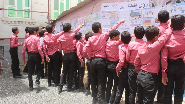 أطفال مجندون يحاكون بالرسم انتهاكات العنف ويعبرون عن حقوقهم كأطفال