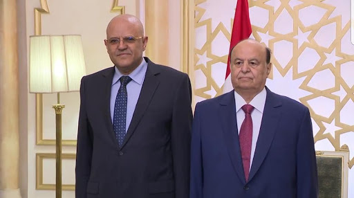 هادي يدعو القوى السياسية والعسكرية في تعز إلى " تجاوز الحسابات الضيقة"