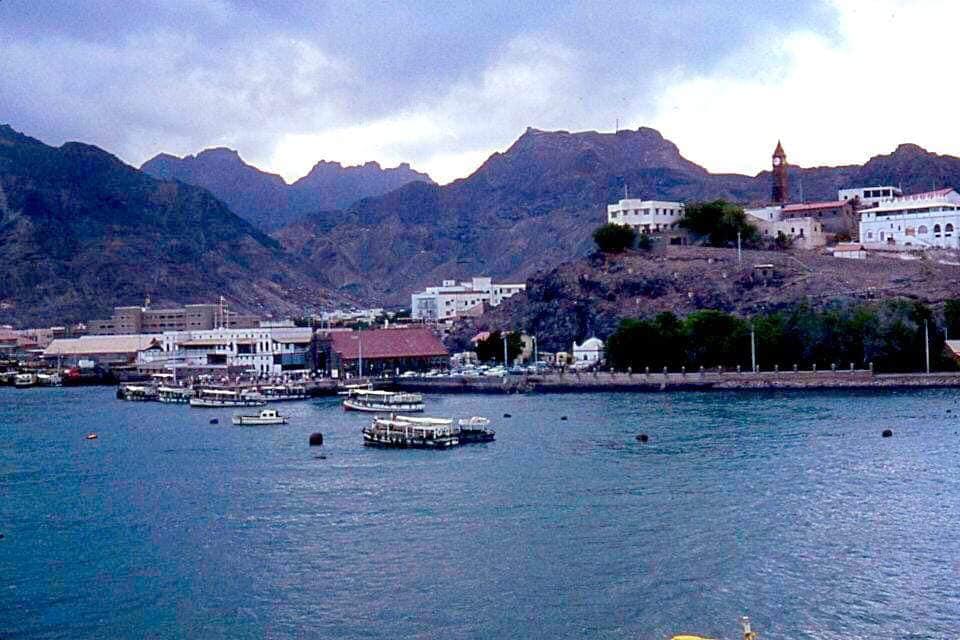 شاهد...صورة نادرة تجمع قادة الفكر العربي بمقيل قات في عدن