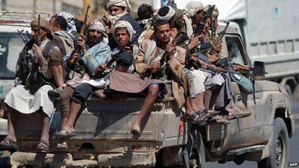 ميليشيا الحوثي تشن حملة مداهمة لإحدى قرى عمران وتختطف 25 مواطنا