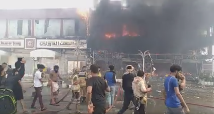 شاهد بالفيديو.. حريق هائل يلتهم اكبر متجر للتحف والهدايا في عدن ويقترب من البنك الدولي