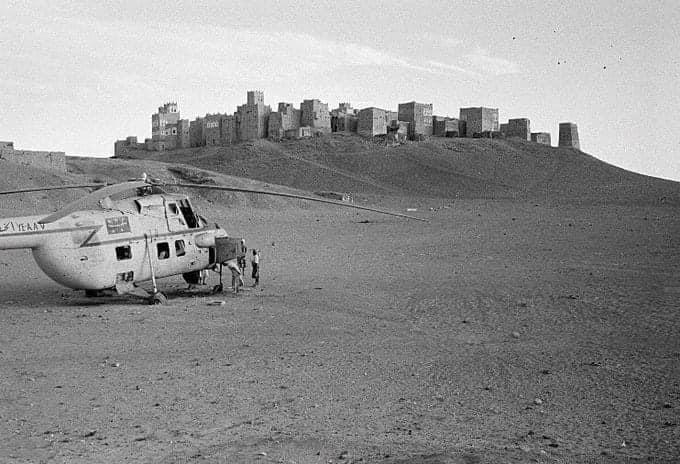 صورة نادرة لطائر مروحية تابعة للإمامة في مارب لحظة سيطرة أبناء القبائل عليها عام 1962م