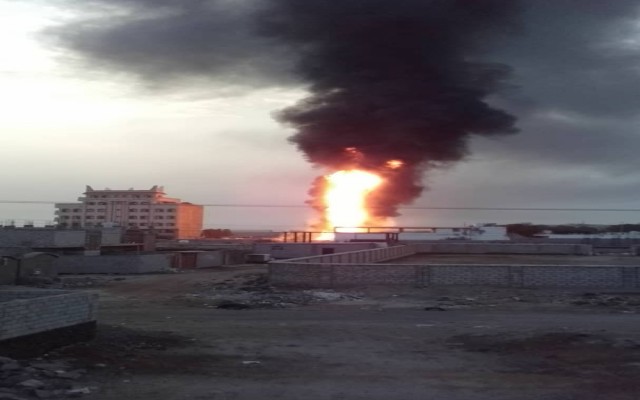 حريق ضخم يلتهم محطة وقود بمديرية البريقة