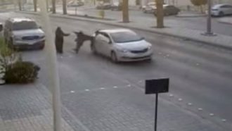 شاهد بالفيديو … لصان يسقطان سيدة سعودية في محاولة لسرقتها وإجراء عاجل من الشرطة 