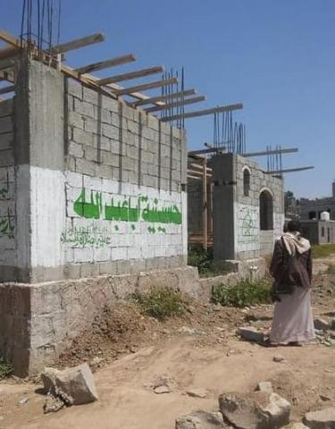 قيادي حوثي يبني أول “حسينية” في اليمن على ارضية منهوبة !”صور”