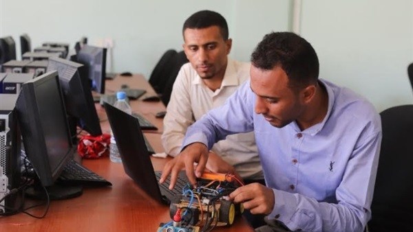 طالب في جامعة تعز ..يتغلب على ألغام الحوثي بهذه الطريقة المبتكرة