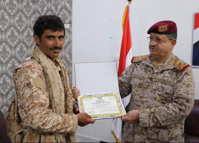 وزير الدفاع يكرم ويرقي الجندي طارق الذي انتشل الرشاش من يد المقاتل الحوثي بجبهة نهم(تفاصيل)