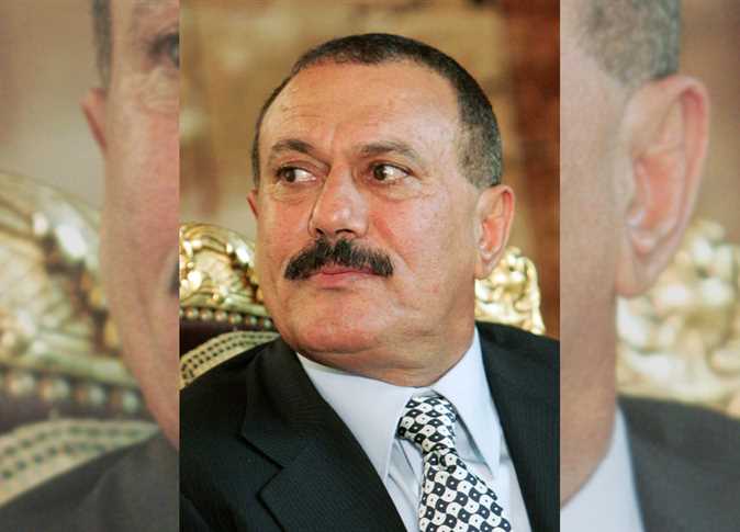 صورة نادرة ) للرئيس الراحل علي عبدالله صالح يجلس على طاولة كالتلاميذ ويتلقي درساً من مدرس لبناني