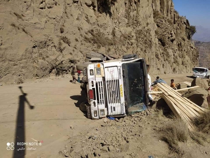 حادث مروري في “هيجة العبد” يقطع الطريق الوحيد بين عدن وتعز (صورة)