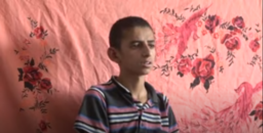 بعد أن وقع أسيراً لدى قوات الجيش.. طفل يروي كيف استدرجته مليشيا الحوثي إلى الجبهة