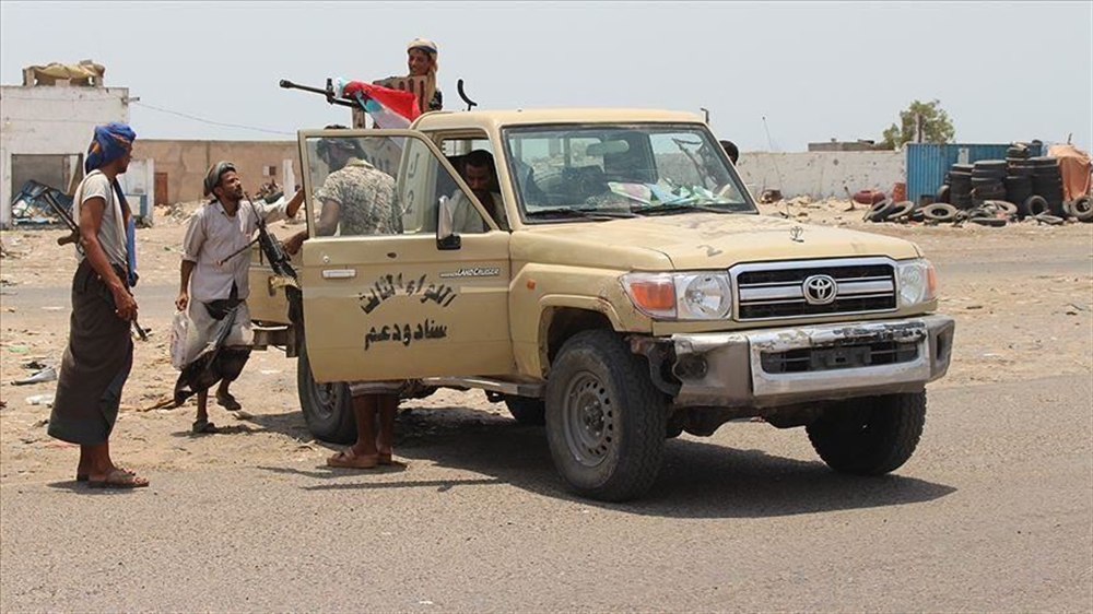 الانتقالي يهجر أبناء المحافظات الشمالية من سقطرى