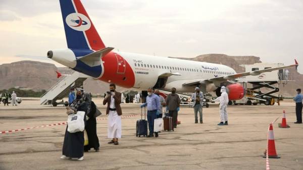 منظمتان تدين منع التحالف هبوط اليمنية في مطار عدن