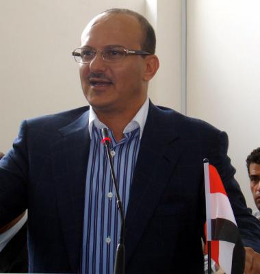 رد غير متوقع من ابن أخ شقيق الرئيس الراحل صالح على ضاحي خلفان .. ووصفه بـ “حارس ملهى ليلي مستأجر”