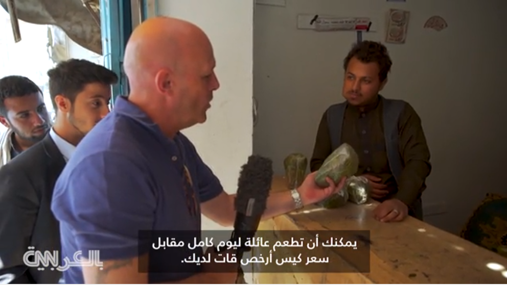 شاهد .. مراسل "سي إن إن" الأمريكية يتجول في أسواق القات بصنعاء ويلتقي قيادي حوثي(فيديو)
