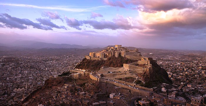 صواعق رعدية تحرق الأجهزة الإلكترونية ومودمات الأنترنت في عشرات المنازل بمدينة تعز