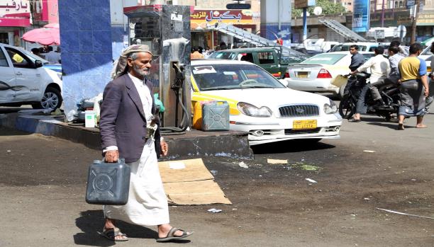 وقود ملوث يثقل كاهل السكان في مناطق سيطرة الحوثيين إلى جانب الأزمة