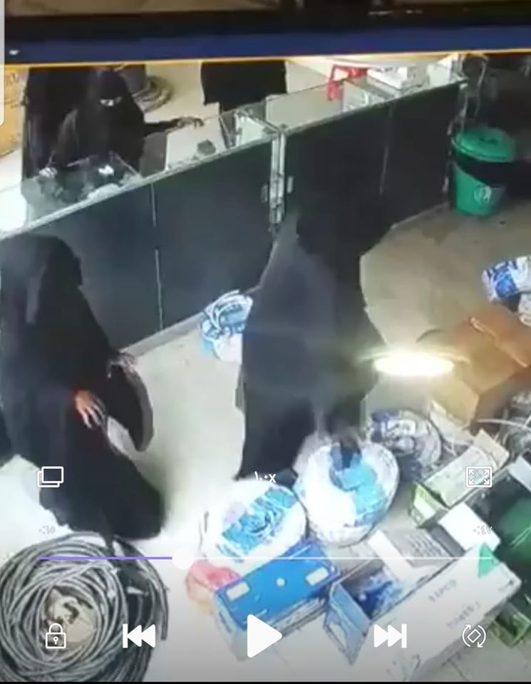 امرأة تسرق بطارية كبيرة الحجم بطريقة احترافية (شاهد الفيديو)