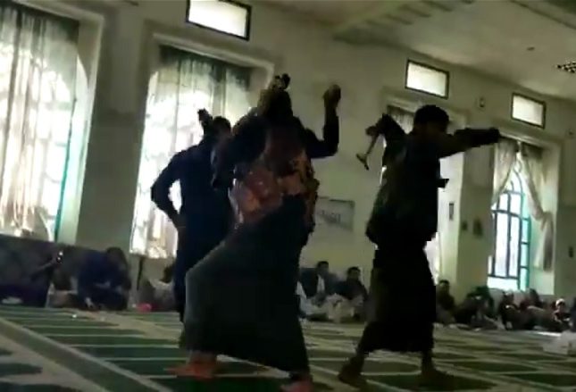 الحوثي يدعو للإبلاغ عن " المبترعين" داخل المساجد