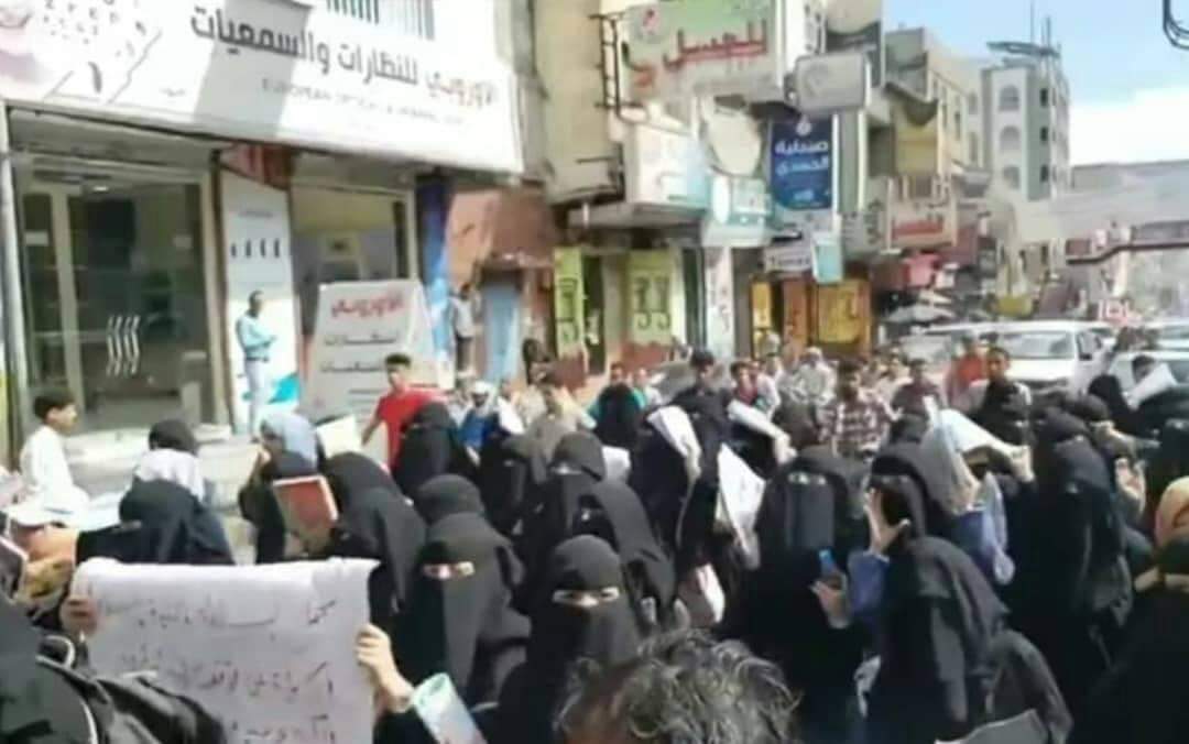 تظاهرة غاضبة تندد بتحرش واعتداء جنود على طالبة جامعية بتعز