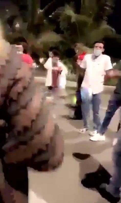ملاسنة خادشة للحياء" بين رجال وامرأة في مكان عام في السعودية... والشرطة تتدخل