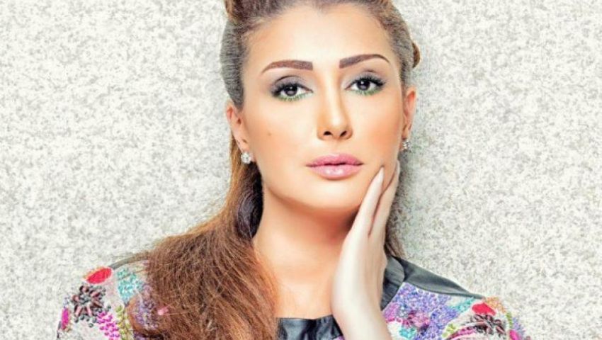 شاهد الفنانة المصرية الشهيرة غادة عبدالرزاق وهي طفلة في احد جبال اليمن .. وما علاقتها بأسواق القات .."فيديو"