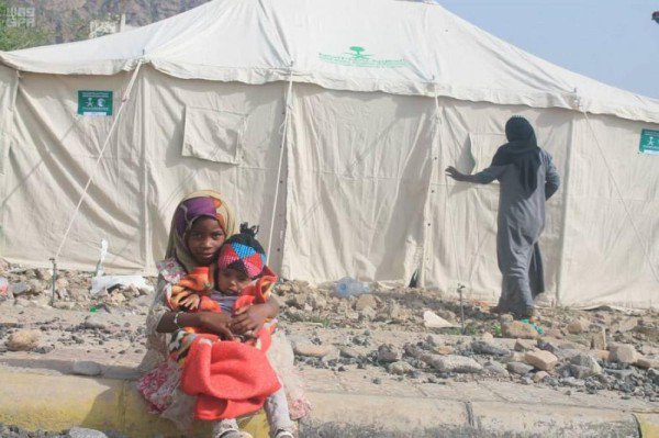 مركز الملك سلمان يوزع خياما للنازحين بالضالع 