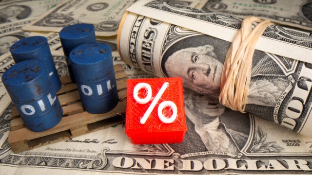 خبير دولي: الدولار على وشك الانهيار والعالم سيعود إلى التعامل بهذا المعيار