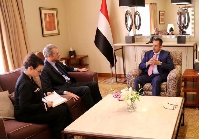 رئيس الحكومة يتوعد بعدم التهاون مع "محاولات الحوثيين الدفع بالاقتصاد اليمني للانهيار"