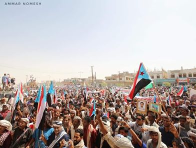 صحفي جنوبي يكشف  المبلغ الذي صرفته الإمارات للمشاركين في مظاهرة شبوة