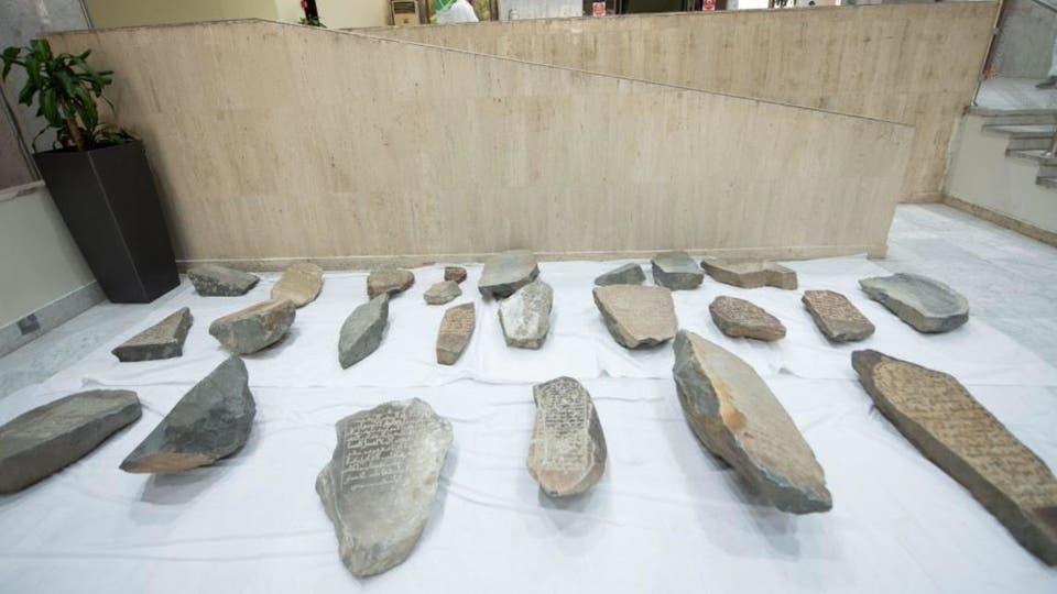 شاهد بالصور ..العثور على قطع أثرية بجوار مقبرة المعلاة في مكه