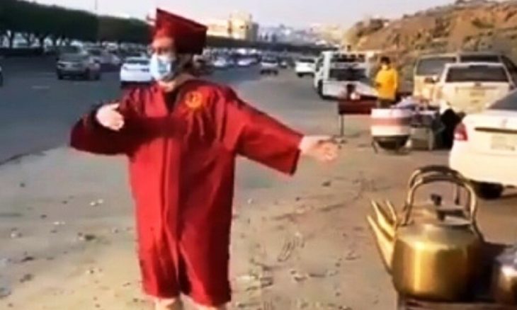 شاهد..أكاديمي سعودي يبيع الشاي على قارعة الطريق بلباس التخرج.. ويثير جدلا- (فيديو )