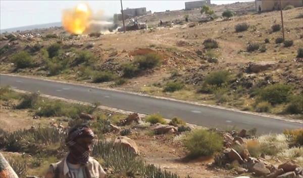 شاهد..جثث قتلى الحوثيين على الخط العام في مديرية دمت بالضالع(صورة)