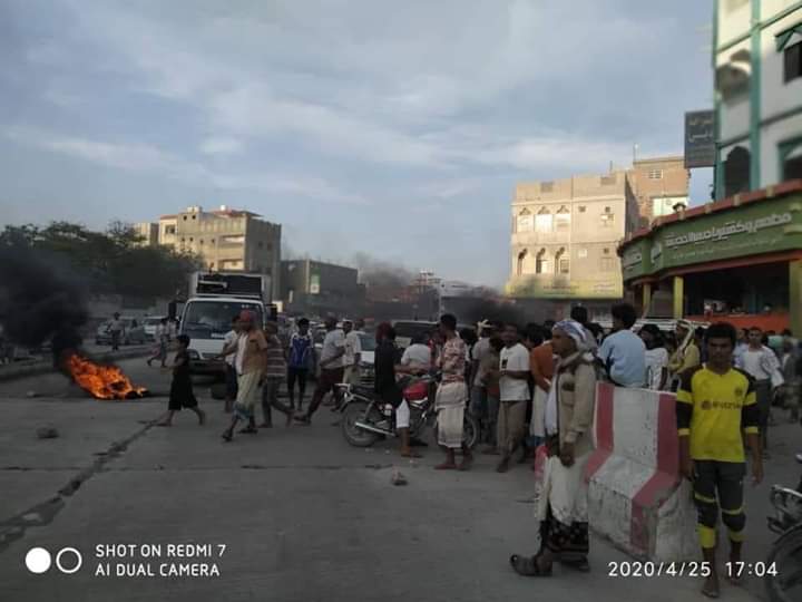 احتجاجات بعاصمة حضرموت تنديدا بانقطاع الكهرباء ( صور)