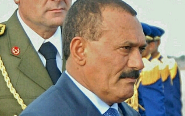 شاهد..صورة نادرة للرئيس الراحل صالح داخل مقهاية وسط صنعاء تشعل مواقع التواصل الإجتماعي